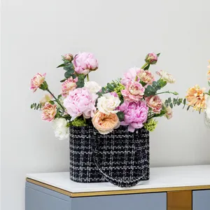 Elegante scatola per fiori in tweed con composizione, regalo ideale per ogni occasione.