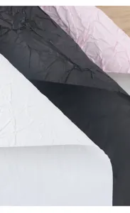 Primo piano dettagliato di carta da regalo floreale stropicciata con texture e strati.