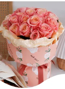Gedetailleerd uitzicht op een roze rozenboeket verpakt in waterdicht decoratief papier.
