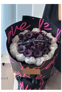 Detaillierte Nahaufnahme des dunklen Rosenstraußes in schwarzem Liebes-Verpackungspapier.