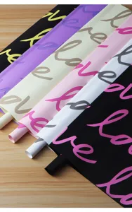 Detailansicht wasserdichter Blumenstrauß-Geschenkpapierrollen mit elegantem Love-Druck design.