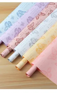 Papier d'emballage floral imperméable avec imprimé papillon vintage pour bouquets.