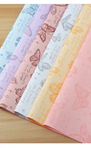 Detail de papier d'emballage de fleurs impermeable, materiau floral BOPP colore.