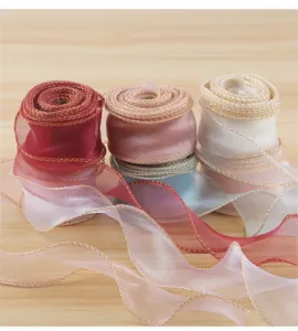 Nastri in organza con bordi dorati per confezionare fiori, regali e decorazione di torte.