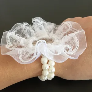 Flor de muñeca de encaje blanco y perla sintética boda dama de honor vista principal