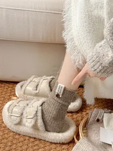 Gezellige wollen sokken met knoop en stoffen label voor herfst en winter warmte comfort.