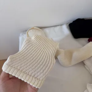 Primo piano sui dettagli della trama dei calzini a coste in tinta unita da donna in cotone.