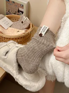 Stijlvolle Koreaanse wollen sokken voor dames met stoffen label en decoratieve knopen.