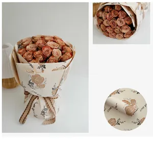 Gedetailleerd overzicht van waterdicht bloemeninpakpapier met elegante rozenmotieven voor boeketten.