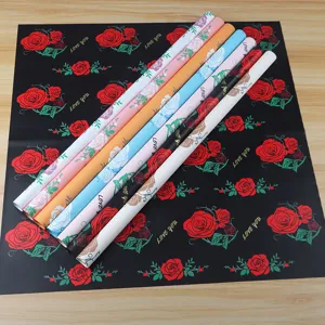 Waterdicht rozen inpakpapier rollen voor bloemboeketten, perfect voor Valentijnsdag.