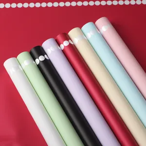 Rollos de papel de envolver floral impermeable con estampado de lunares para ramos.