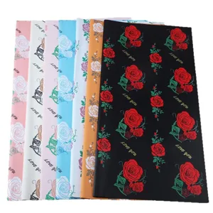 Waterdicht bloemeninpakpapier voor boeketten met een romantisch rozenpatroon.