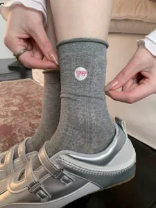 Chaussettes mi-hautes grises femmes broderie nœud rose mignon mode tricot mode confortable