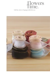 Nastro in organza bordo dorato dettaglio, ideale per confezioni floreali e torte.