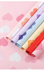 Wasserdichte Blumenpackpapier-Rollen mit Herz-Muster, bunte Neon-Herzen Detailansicht.