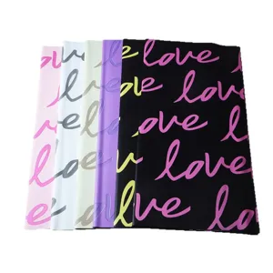 Wasserdichtes Blumenverpackungspapier mit Love-Druck, ideal für Rosen und Sträuße.
