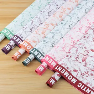Papier d'emballage de fleurs en film nacré imperméable pour bouquets de fleuriste de qualité.