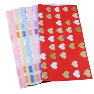 Wasserdichtes Blumen Geschenkpapier mit süßem Herz Muster für wunderschöne Strauß Dekoration.