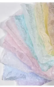 Nahaufnahme von durchsichtigem, buntem Blumenumschlagpapier mit feiner Knittertextur.