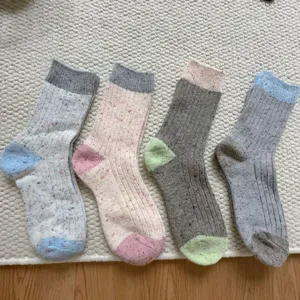 Chaussettes epaisses en laine et cachemire pour l'hiver, design tricote doux et chaud.