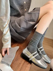 Chaussettes slouch tricotées grises pour femmes, style japonais automne hiver confortable.