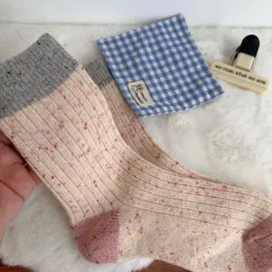 Vue détaillée de chaussettes epaisses et chaudes en tricot moucheté pour femme, hiver cosy.