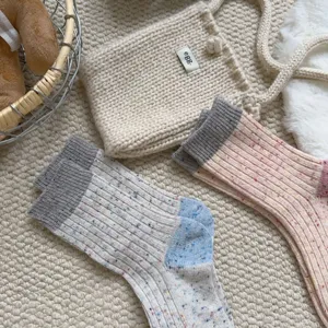 Chaussettes d'hiver douillettes à pois colorés pour femmes, chaussettes chaudes en laine.