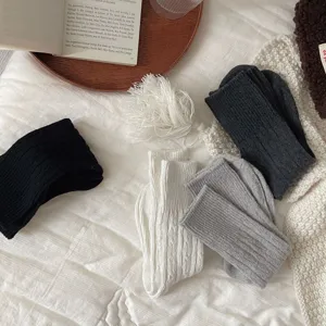 Retro Korean style thick wool warm mid-calf slouch socks for women, cozy winter daily wear.