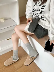 Vue détaillée de chaussettes mi-hautes côtelées grises, blanches et noires, style décontracté.