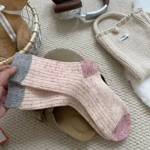 Vue détaillée des chaussettes mi-hautes épaisses et chaudes en mélange de laine et tweed.