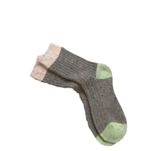 Chaussettes mi-mollet épaisses en laine mélangée d'hiver avec des touches de couleur vives.