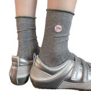 Chaussettes mi-mollet grises pour femmes avec broderie nœud rose, tricot doux style mignon.