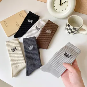 Vue détaillée de chaussettes mi-hautes côtelées décontractées avec broderie pour un usage quotidien.