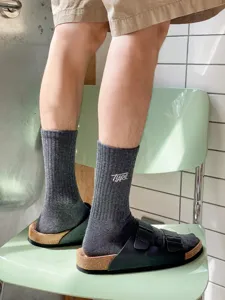 Vue détaillée de chaussettes montantes en coton côtelé gris foncé avec broderie Type.