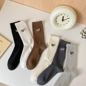 Chaussettes Mi-mollet de Sport pour Hommes en Coton à Côtes Lettres Brodées Respirantes Chaussettes de Basketball Style Varsity