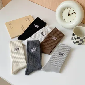 Chaussettes mi-hautes en coton décontractées pour hommes et femmes, unies avec lettres brodées.
