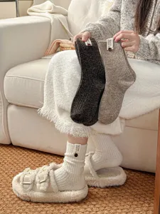 Gezellige wollen winter sokken tot halverwege de kuit met stoffen label en knoop, dik en lekker warm.
