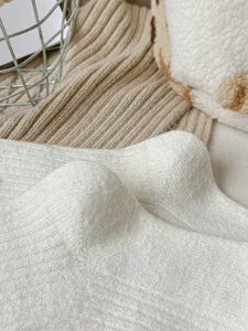 Gedetailleerd close-up van dikke warme effen geribbelde wollen middelhoge sokken voor dames.