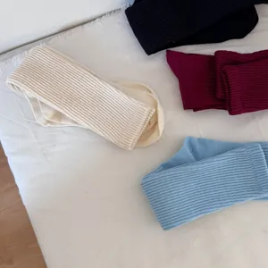 Dettagli calzini a coste in maglia, tessuto di cotone morbido, calzini invernali colorati.