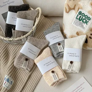 Gezellige winter gebreide wollen sokken met papieren band verpakking, dik warm en comfortabel.