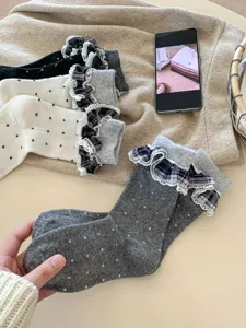 Chaussettes femme automne hiver confortables à pois et volants à carreaux style rétro charmant.