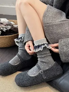 Chaussettes rétro japonaises pour femmes avec poignets à volants écossais et pois délicats.