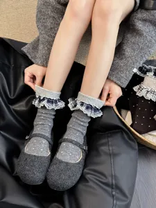 Chaussettes rétro japonaises pour femmes avec volants à carreaux et pois gris pour l'automne.