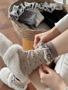 Chaussettes slouch chaudes d'hiver doublées de peluche à pois avec volants à carreaux pour femmes.