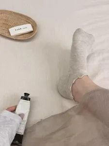Calzini fantasmino con volant da donna, calze monocolore morbide e traspiranti per uso quotidiano.
