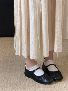 Comode calze da donna in cotone con bordo in pizzo arricciato, traspiranti e morbide.