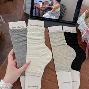 Gedetailleerd overzicht van dames mesh ruffle stijgbeugel sokken in vier verschillende kleuren.