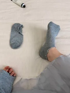 Calzini da barca grigi in morbido cotone con bordo ondulato, design traspirante e comodo.