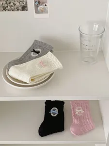 Chaussettes mi-hautes Lolita femme avec patch nœud en dentelle, coton tricoté torsadé.