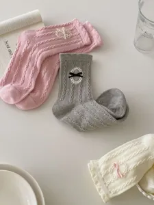 Chaussettes mi-hautes de style Lolita pour femmes en tricot torsadé avec joli nœud mignon.